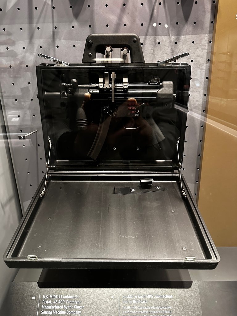 Briefcase machine gun